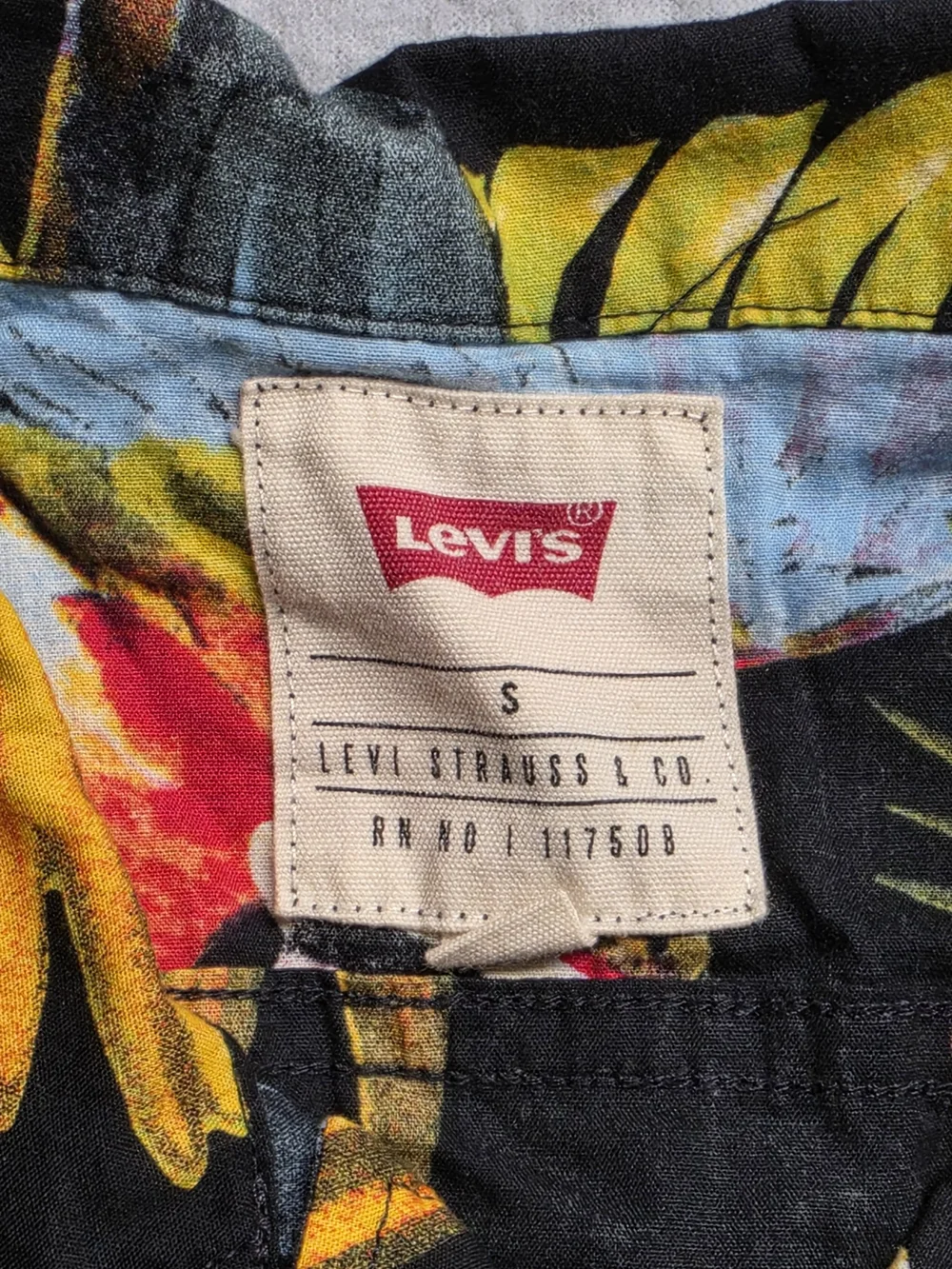 Levi’s Hawaiian Shirt Men's Size Small Black Parrot Tropical Print Short Sleeve